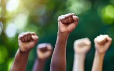 Apagamento simbólico de grupos vulneráveis reforça desigualdades no Brasil